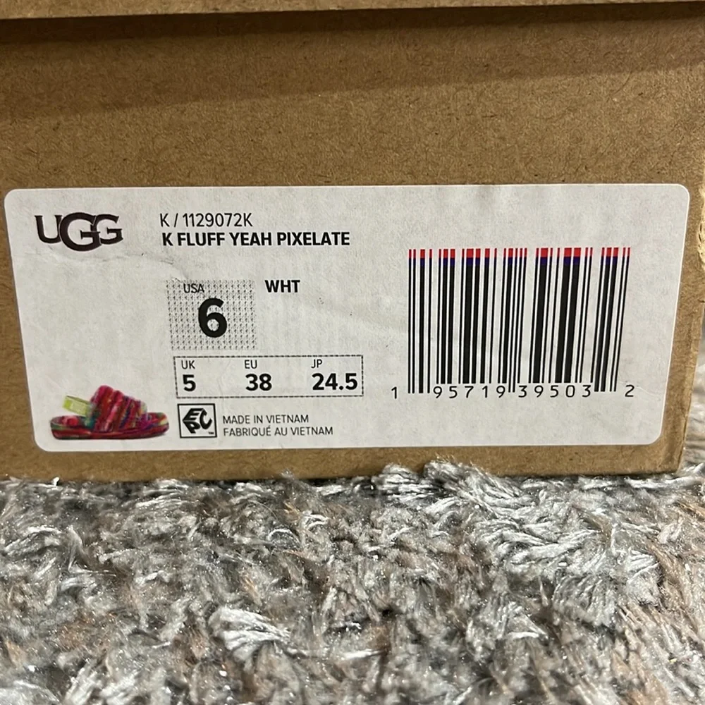 NWB UGG K Fluff Yeah Pixelate - Picture 9 of 10